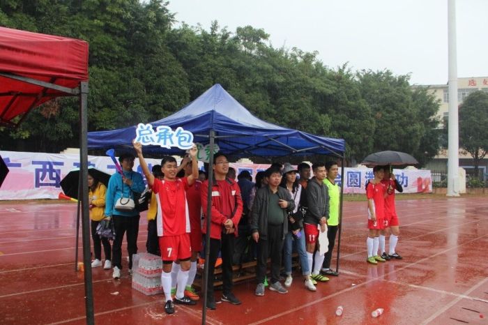 公司党委辅导亲临现场为角逐加油鼓劲（王威海 摄）.jpg