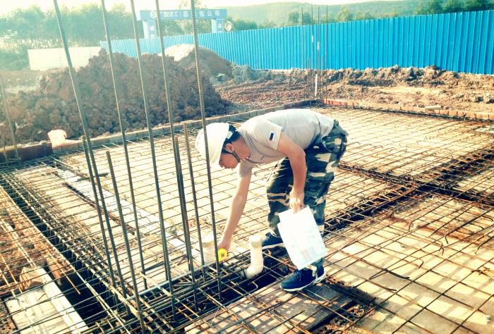 12月的深冬，蔡仁辉身着短袖在现场当真发展基础及底板查抄。刘子俊 摄.jpg