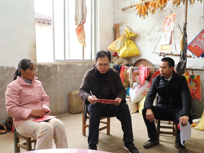 陈祖训与王才料的爱人进行交谈，并补充美满助扶手册。.jpg