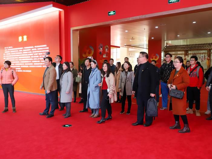 参观活动现场。郑诗宝 摄.jpg