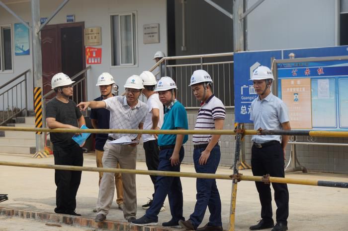 2岑廷义询问项目施工情况。刘萌萌 摄700.JPG