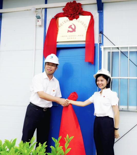 4.1陈祖训为项目党支部成立揭牌。谢微旋 摄700.JPG