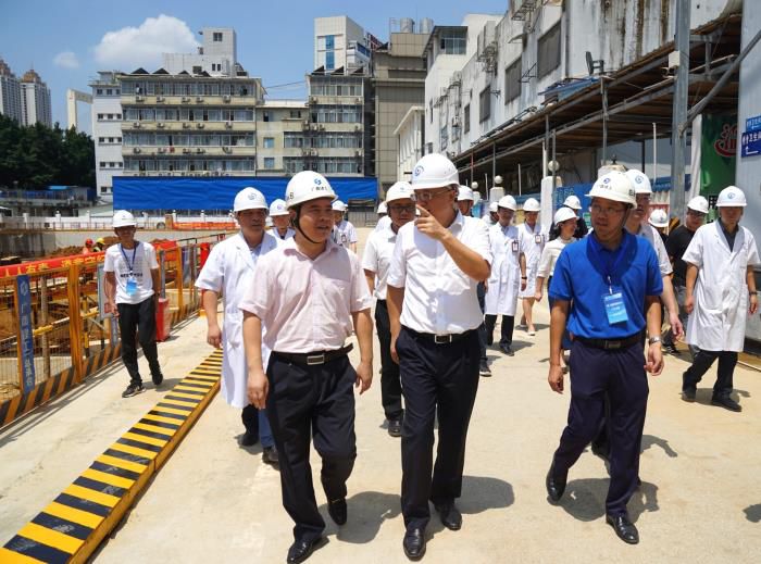 4黄俊华视察项目部。 刘萌萌 摄700.jpg