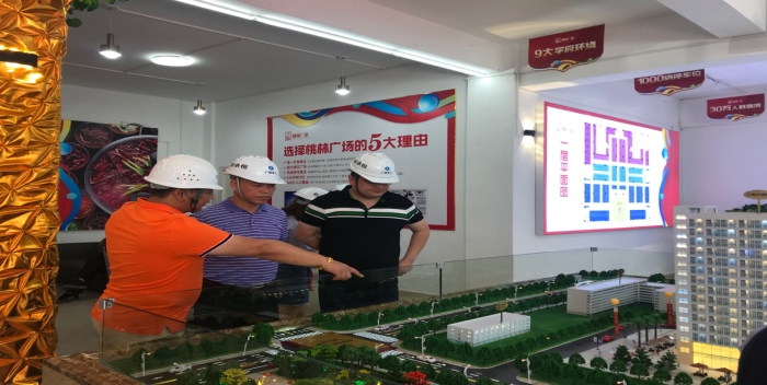 3参观现场。岑明伟 摄700.png