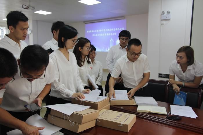 8.1查抄有关资料。邓灿滨 摄700.JPG