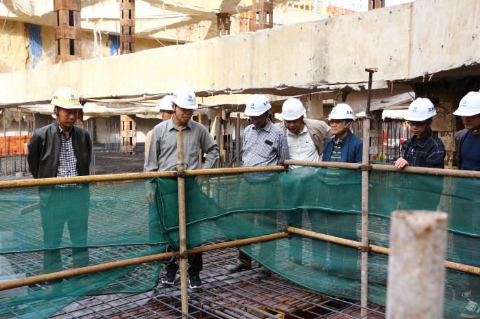 5.1陈祖训带队到二分公司自治区工业设计院危改项目查抄。张钊林 摄700.JPG