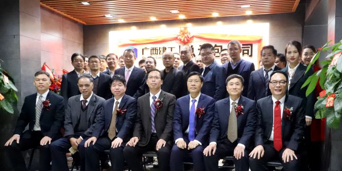 公司在家辅导与各单元代表合影留想。王威海 摄.jpg