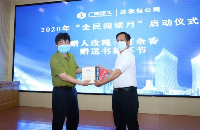 9.2赠书典礼。邓灿滨 摄700.JPG