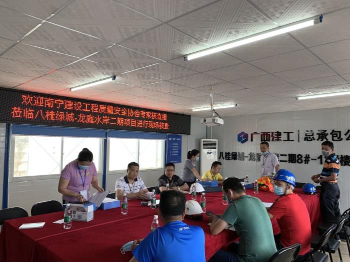 7.1资料核查现场。周林哲 摄700.jpg