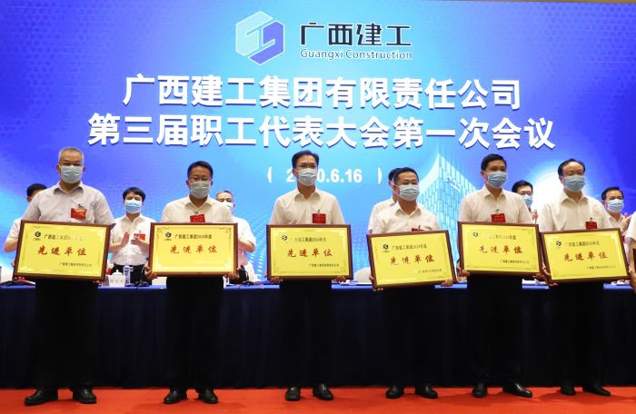 陈祖训上台领取广西USDT数字钱包集团“2019年度先进单元”。李立云 摄.jpg