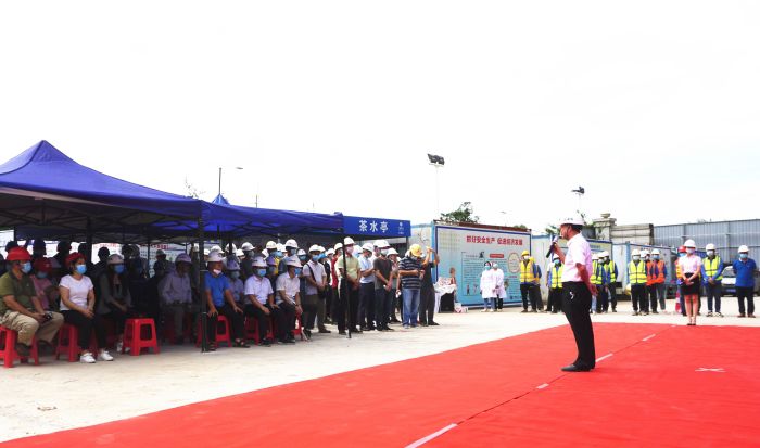 公司安全总监张强为演练进行点评。谢微旋 摄.jpg