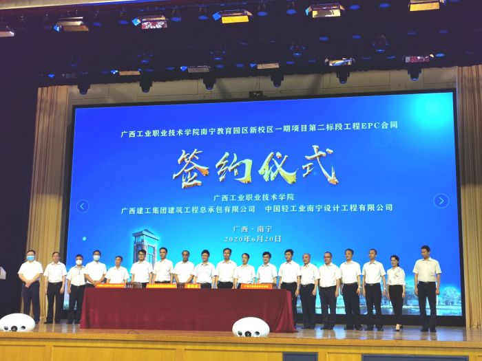 签约合影。 王瑾贞 摄.jpg