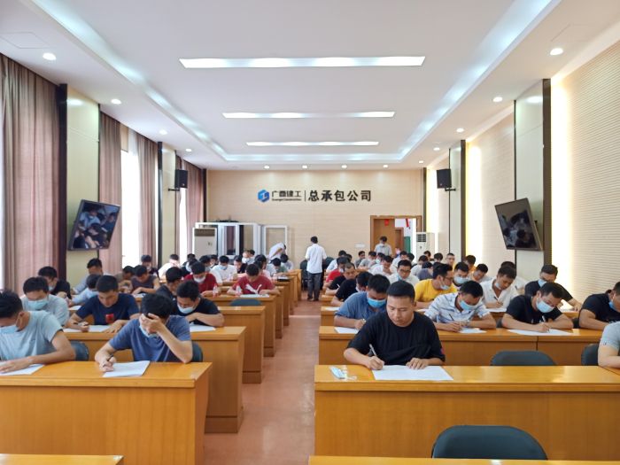 安全出产知识考试现场  覃洪浩  摄.jpg