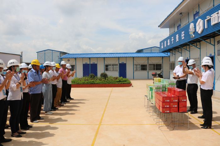 2送清冷现场。 黄璐璐 摄.jpg