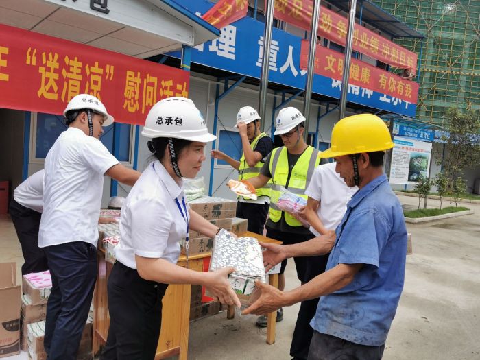 黄春玲给农夫工奉上清冷慰问品。 王瑾贞 摄.jpg