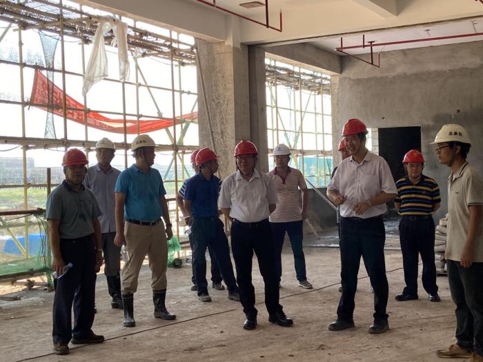 1实地查看东B-1食堂建设情况。韦艳兰 摄.jpg