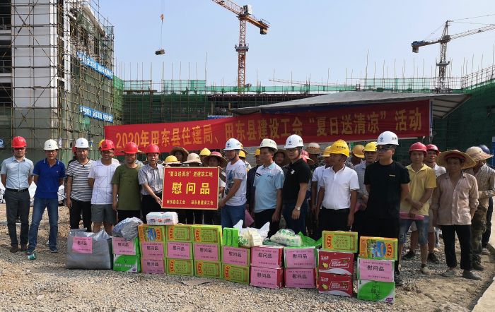 “送清冷”活动现场。 梁武益 摄.jpg