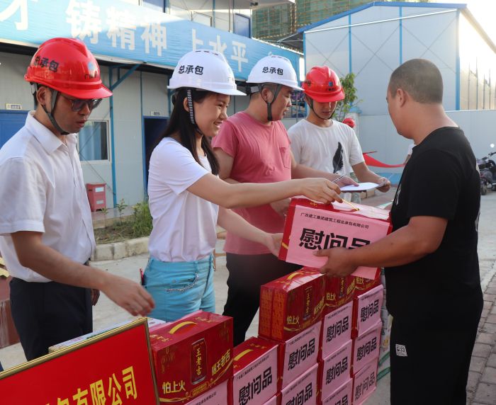 发放慰问品。 杨俊峰 摄.jpg