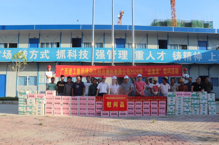 慰问现场。 杨俊峰 摄.jpg