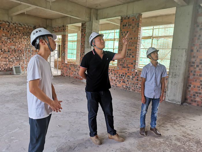 鲁立在现场领导工作。冯翔 摄.jpg