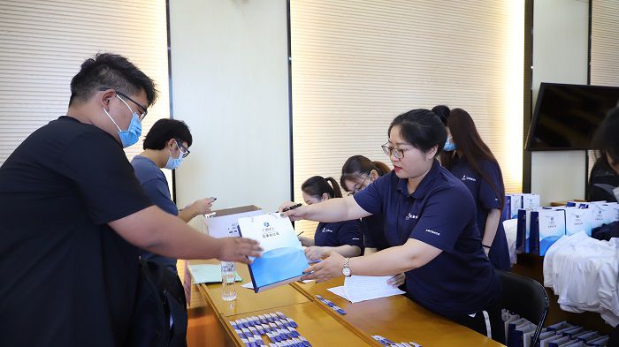 为新员工发放胸片、衣服等。李立云 摄.JPG