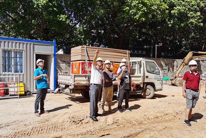 现场查看。陆大南 摄.jpg