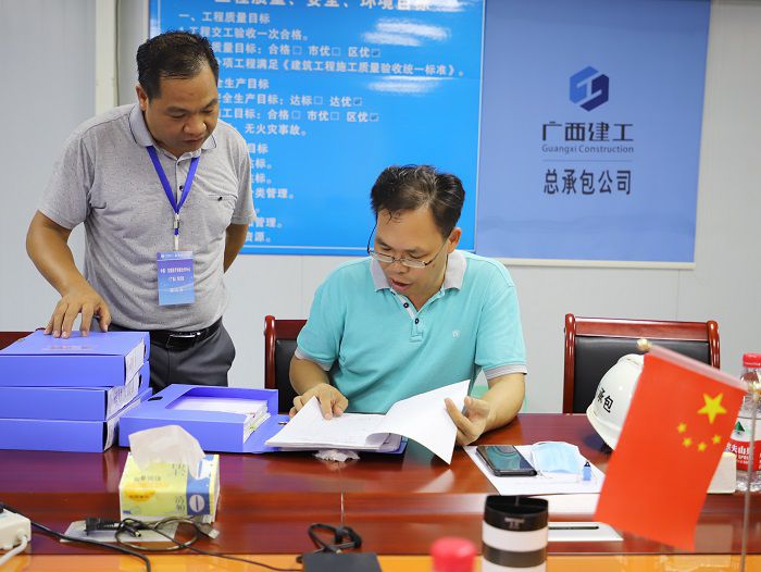 陈祖训查抄项目安全资料。 李立云 摄.JPG