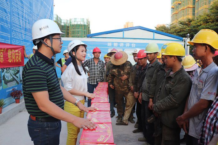 梁思赫慰问农夫工。 唐霞 摄.JPG