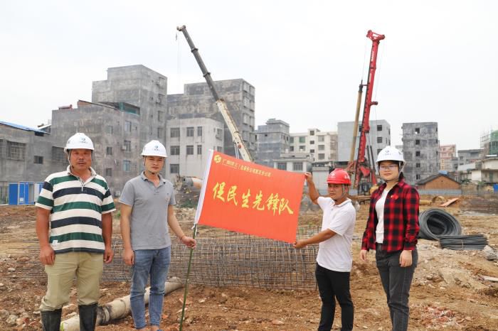 5.1授旗现场。侯健杰 摄 (2)700.JPG