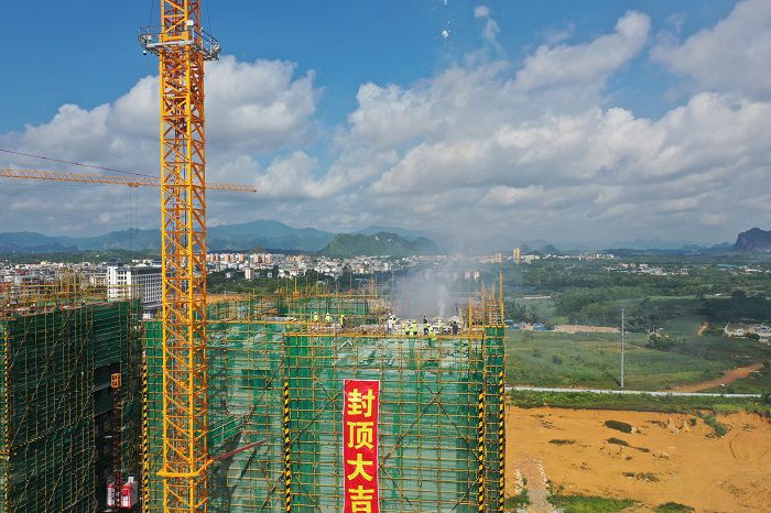 封顶照片。卢瑞阳 摄.JPG