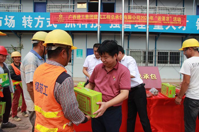 岑廷义在给工人发放慰问品。邓灿滨 摄.JPG