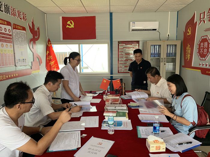 查抄资料现场。蔡怡灵 摄.jpg