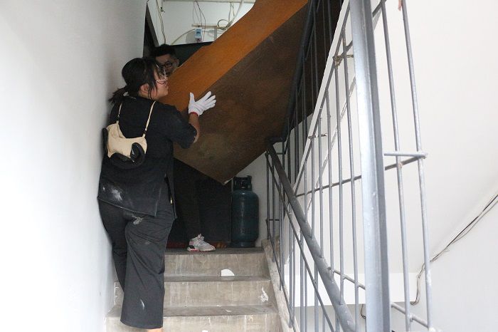 搬运杂物。刘萌萌 摄.JPG