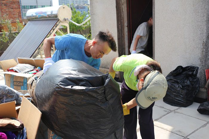 收运垃圾。刘萌萌 摄.JPG