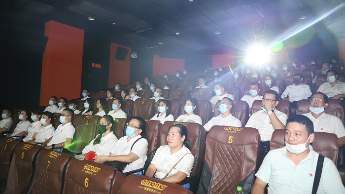 5号厅观影人员合影。邓灿滨 摄.JPG