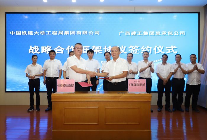 4双方签约。李立云 摄.jpg