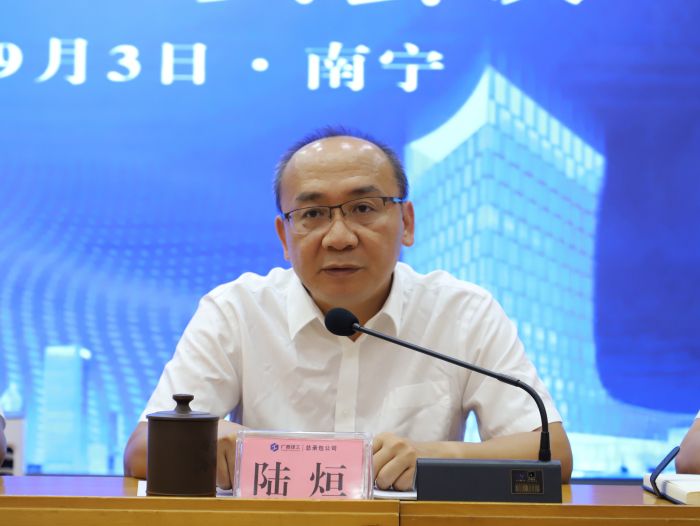 陆烜主持。李立云 摄.jpg