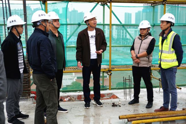 查看现场施工情况；瓶『 摄.jpg