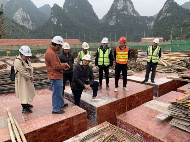 宏伟模板施工现场。陈志健 摄.jpg