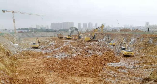 1图书馆土方开挖现场。莫光富 摄.jpg