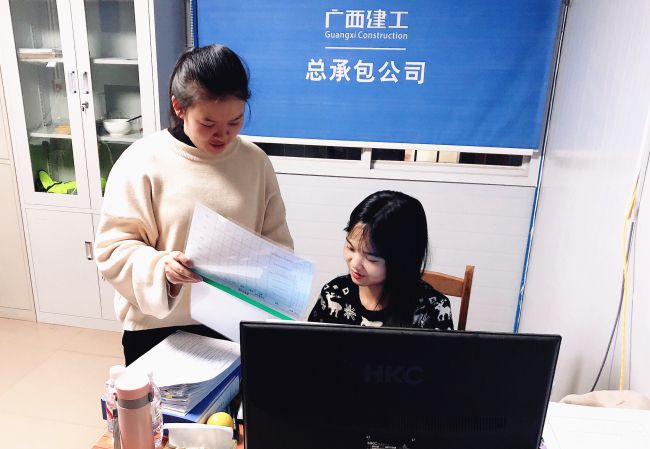 内业工作组加班加点力杏装当日事当日毕”；瓶『 摄.jpg