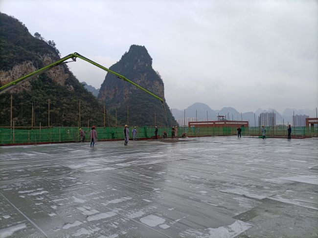 风雨操场食堂屋面层混凝土浇筑现场。陈志健 摄.jpg