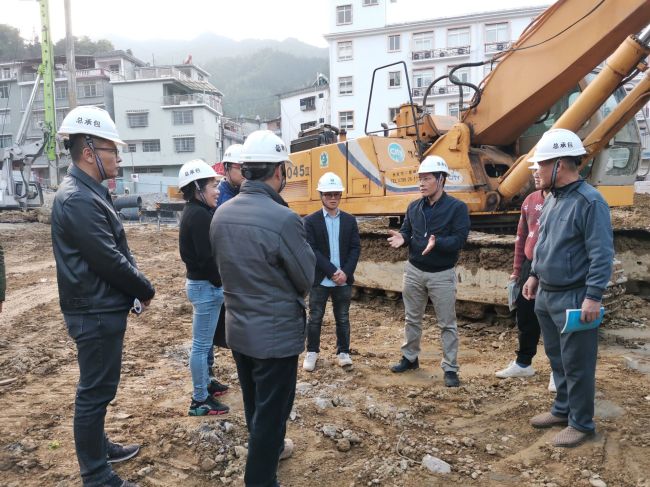 【曾总】到金秀民族幼学项目查抄；魄旄 摄.jpg