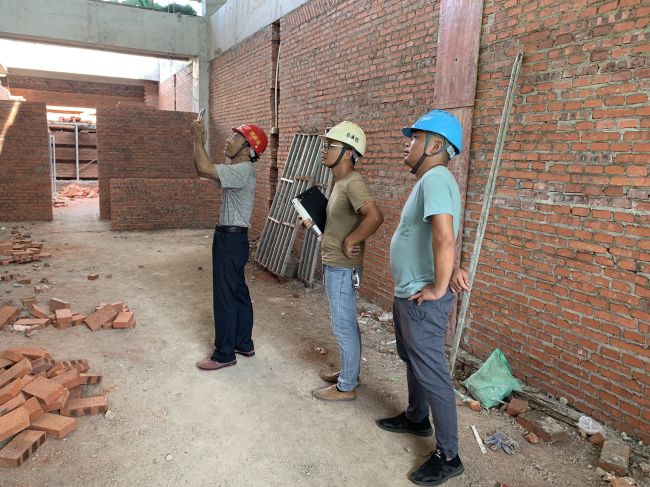 陆松威在查抄现。ㄖ校.jpg