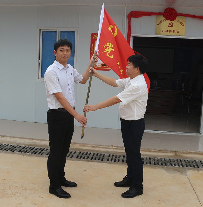 授旗典礼。张钊林 摄（建图）.jpg