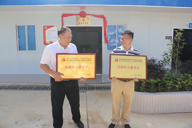 互赠牌匾。张钊林 摄（建图）.jpg