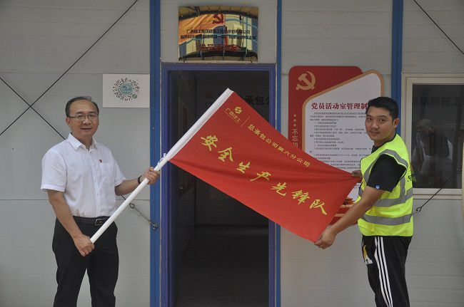 授旗现场。王瑾贞 摄（建图）.jpg