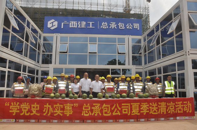 慰问活动合影。王瑾贞 摄（建图）.jpg