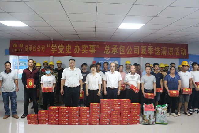 “送清冷”活动合影。张钊林 摄（建图）.jpg