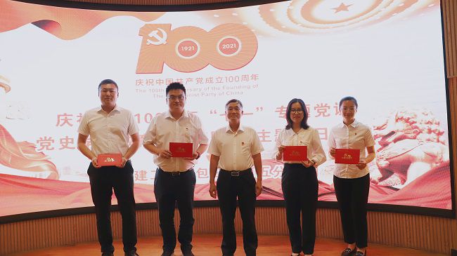 赠送政治生日贺卡合影。卢勤 摄（建图）.jpg